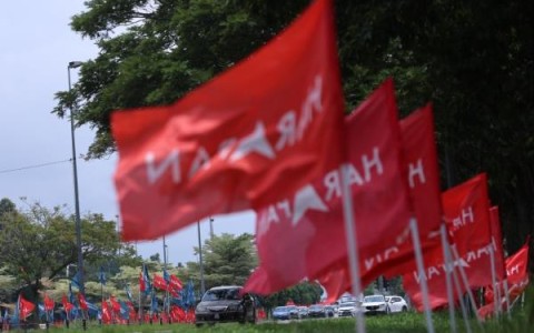 阿末扎希称纳兹里为新邦杰瑞姆居民的理想人选